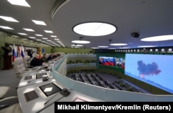 Президент Росії Володимир Путін (5-й ліворуч) відвідує Центр управління національною обороною (NDCC), щоб спостерігати за випробуванням нового російського гіперзвукового ракетного комплексу «Авангард», що може нести ядерні та звичайні боєголовки, Москва, 26 грудня 2018 року