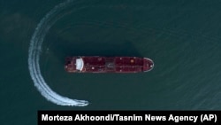 Иранский катер рядом с нефтяным танкером. Иллюстративное фото.