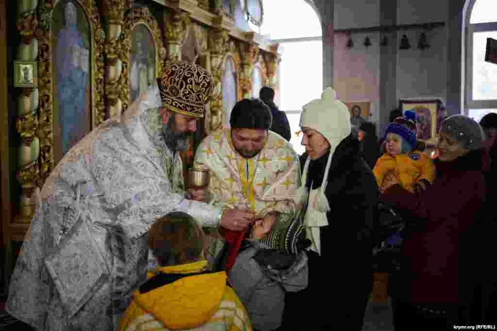 Віруючі скористалися можливістю долучити до християнської віри своїх дітей, яких владика Климент цього дня привів до причастя.