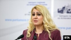 Новият министър на правосъдието Десислава Ахладова беше част от политическите кабинети на двамата си предшественици в настоящото правителство - Цецка Цачева и Данаил Кирилов