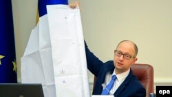 Premierul Arseni Iațeniuk la o sesiune a guvernului