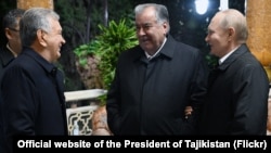Президент Таджикистана Эмомали Рахмон с президентом России Владимиром Путиным, президентом Узбекистана Шавкатом Мирзиеевым и другими гостями, прибывшими в Душанбе в рамках саммита "Центральная Азия-Россия". 9 октября 2025