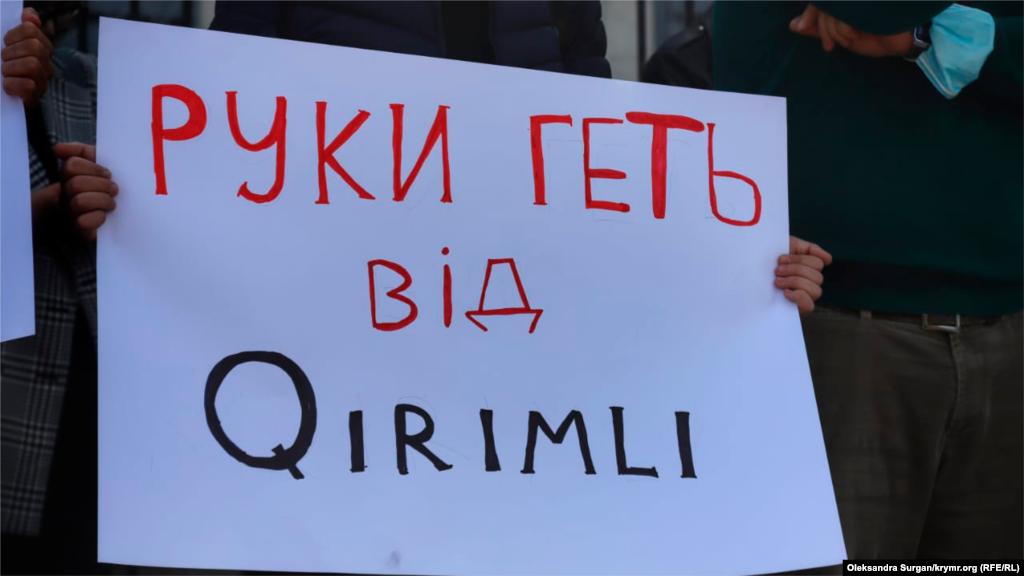 Напис на плакаті: &laquo;Руки геть від Qirimli&raquo;