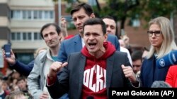 15 июль кичендә Мәскәүдә узган протест чарасы, уртада – бәйсез намзәтләр Дмитрий Гудков, Илья Яшин һәм Любовь Соболь