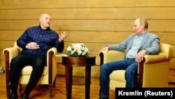 Владимир Путин и Александр Лукашенко во время встречи в Сочи, февраль 2021