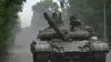 Soldați ucraineni pe un tanc în regiunea Donețk, la 28 iunie.