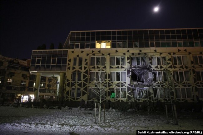 Наслідки влучання російського дрона у будівлю лікарні, Київ, 5 січня 2026 року