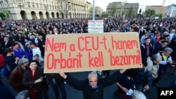 Акція на захист Центрально-Європейського університету в Будапешті, напис на плакаті «Не закривайте ЦЄУ, Орбана – у в'язницю», Будапешт, Угорщина, 9 квітня 2017 року