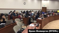 Журналисты на обсуждении поправок к закону о СМИ в мажилисе парламента. Астана, 8 ноября 2017 года. 