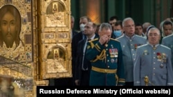 Тогочасний міністр оборони Росії Сергій Шойгу хреститься під час церемонії освячення Головного храму Збройних сил РФ. Парк «Патріот», Підмосков'я. Росія
