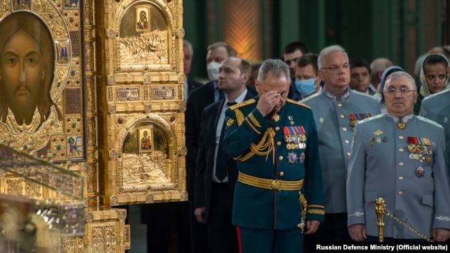 Тогочасний міністр оборони Росії Сергій Шойгу хреститься під час церемонії освячення Головного храму Збройних сил РФ. Парк «Патріот», Підмосков'я. Росія