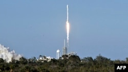 SpaceX компаниясының Флоридадағы айлақтан Falcon-9 зымыранын ұшырған сәті.
