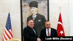 Mike Pompeo dhe Mevlut Cavusoglu - Ankara, 17 tetor 2018.