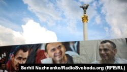 Активісти в Україні і по всьому світі продовжують вимагати від Росії та її президента Володимира Путіна звільнити Олега Сенцова