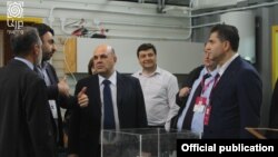 МИхаил Мишустин в школе «Айб», 7 октября 2019 г. (фотография со страницы школы «Айб» в Facebook) 