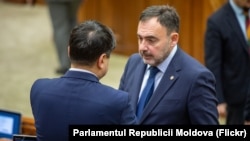 Mark Tkaciuk (dreapta) discutând cu unul din deputații MAN, Gaik Vartanean, în Parlament