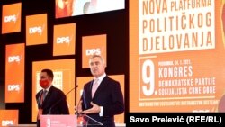 
Zakone o tzv. funkcionerskim nadoknadama donijela DPS vlast.(Foto: Potpredsjednik Demokratske partije socijalista Ivan Vuković sa Milom Đukanovićem na Kongresu DPS-a u Podgorici, 25. januara 2021.