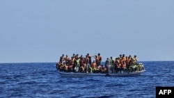 Një anije e vogël me emigrantë në Detin Mesdhe në juglindje të Qipros.