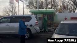 Ақтөбедегі газ құю станцияларының бірі. 10 сәуір 2017 жыл (Көрнекі сурет).