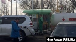 Ақтөбедегі көлікке газ құю бекеттерінің бірі. 10 сәуір 2017 жыл. 