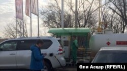 На газозаправочной станции в городе Актобе. 10 апреля 2017 года.