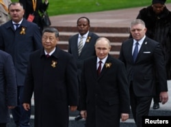 Председатель КНР Си Цзиньпин, президент России Владимир Путин и премьер-министра Словакии Роберта Фицо на церемонии возложения цветов к Могиле Неизвестного Солдата в Москве, 9 мая 2025 года