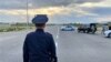 Жамбыл облысындағы №28349 әскери бөлімге баратын жолды жауып тұрған полиция. 27 тамыз 2021 жыл
