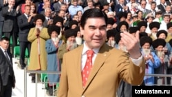 Türkmenistanyň prezidenti Gurbanguly Berdimuhamedow atçylyk toplumynda, 29-njy aprel.

