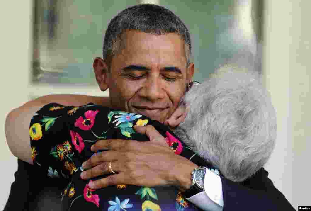 Претседателот Барак Обама во прегратка на жена за која Белата куќа вели дека ќе има полза од новиот закон за здравствена заштита кој е причина за спорот со републиканците. 