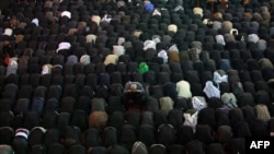Шииты, собравшиеся у гробницы имама Хусейна в Кербеле