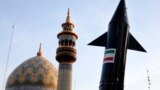 Iranski demonstranti nose model projektila dok se u pozadini vidi minaret i kupola džamije tokom antiizraelskog skupa u Teheranu 15. aprila.