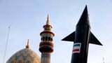 Një model i një rakete bartet nga demonstratorët iranianë, në prapavijën e saj shihet minarja e një xhamie, gjatë një tubimi kundër Izraelit në Teheran, 15 prill 2024.