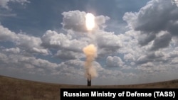 Зенітна ракетна система (ЗРС) С-500 виконує випробувальні бойові стрільби по швидкісній балістичній цілі на полігоні Капустин Яр, РФ