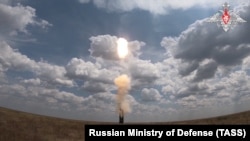 Зенитная ракетная система (ЗРС) С-500 выполняет испытательные стрельбы на полигоне Капустин Яр в России, фото Минобороны РФ