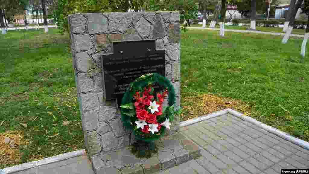 Мемориальный знак в память о депортированных в августе 1941 года в Сибирь и Казахстан крымских немцах. Находится также на территории парка
