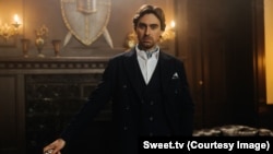 Актор Олексій Гнатковський у ролі ведучого шоу «Зрадники»