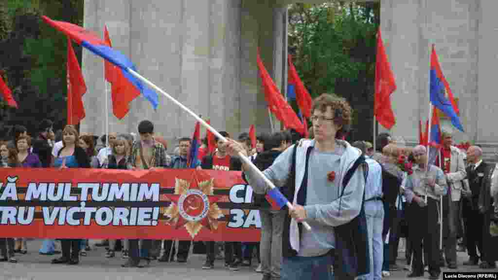 Comunistii si-au adunat simpatizantii &icirc;n centrul capitalei, dupa care coloana a marsaluit pana la locul festivitatilor.