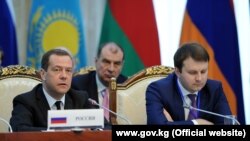 Премьер-министр РФ Дмитрий Медведев (слева) в ходе очередного заседания Евразийского межправительственного совета, Бишкек, 7 марта 2017 г.