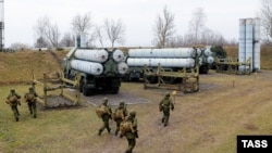 Российские военные с зенитно-ракетными комплексами С-300, иллюстрационное фото