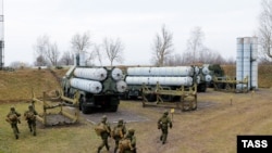 Ракетний комплекс С-300, який перебуває також на озброєнні російської армії (ілюстративне фото, навчання в Калінінградській області)