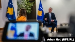 Kryeministri i Kosovës, Albin Kurti, gjatë intervistës për Radion Evropa e Lirë. 8 gusht 2022.