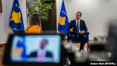 Kryeministri i Kosovës, Albin Kurti, gjatë intervistës për Radion Evropa e Lirë. 8 gusht 2022.