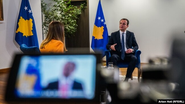 Kryeministri i Kosovës, Albin Kurti, gjatë intervistës për Radion Evropa e Lirë. 8 gusht 2022.