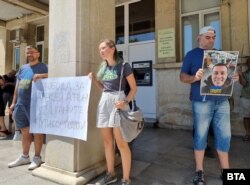 Протестът в подкрепа на Алчин се проведе пред Съдебната палата във Варна.