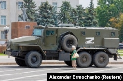 Бронированный грузовик российских войск припаркован возле здания бывшего облсовета. Херсон, 25 июля 2022 года