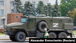 Бронированный грузовик российских войск в центре Херсона