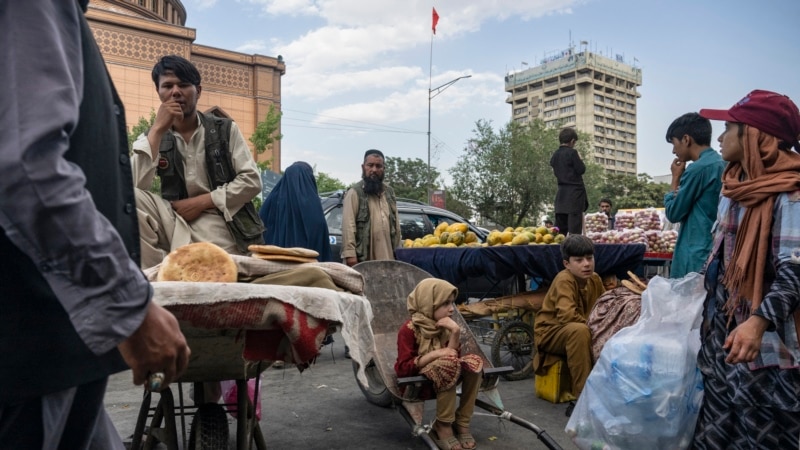  دست‌فروش ها در شهر کابل از برخورد شاروالی و نبود محل مناسب شکایت دارند 