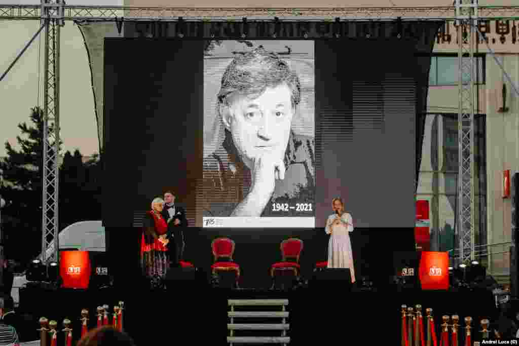 Înaintea proiecției aniversare, organizatorii au pregătit un moment &bdquo;In memoriam Ion Caramitru&rdquo;, moment în care pe scenă au urcat criticul de teatru Marina Constantinescu și criticul de film Irina Margareta Nistor.&nbsp;