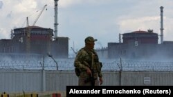 Militar rus păzește centrala nucleară de la Zaporojie, Ucraina, 4 august 2022.