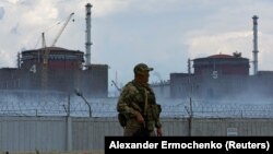 Российский военнослужащий патрулирует территорию Запорожской атомной электростанции. Энергодар, Запорожская область, 4 августа 2022 года